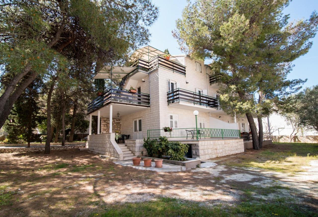 Apartments Pinija Supetar Kültér fotó