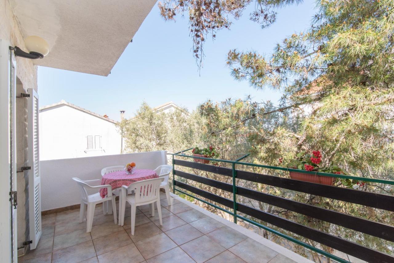 Apartments Pinija Supetar Kültér fotó