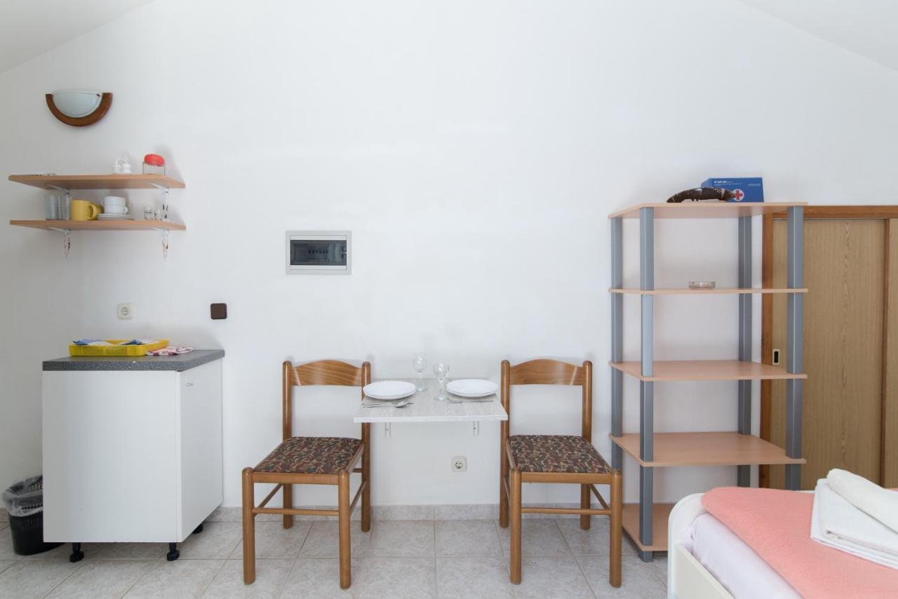 Apartments Pinija Supetar Szoba fotó